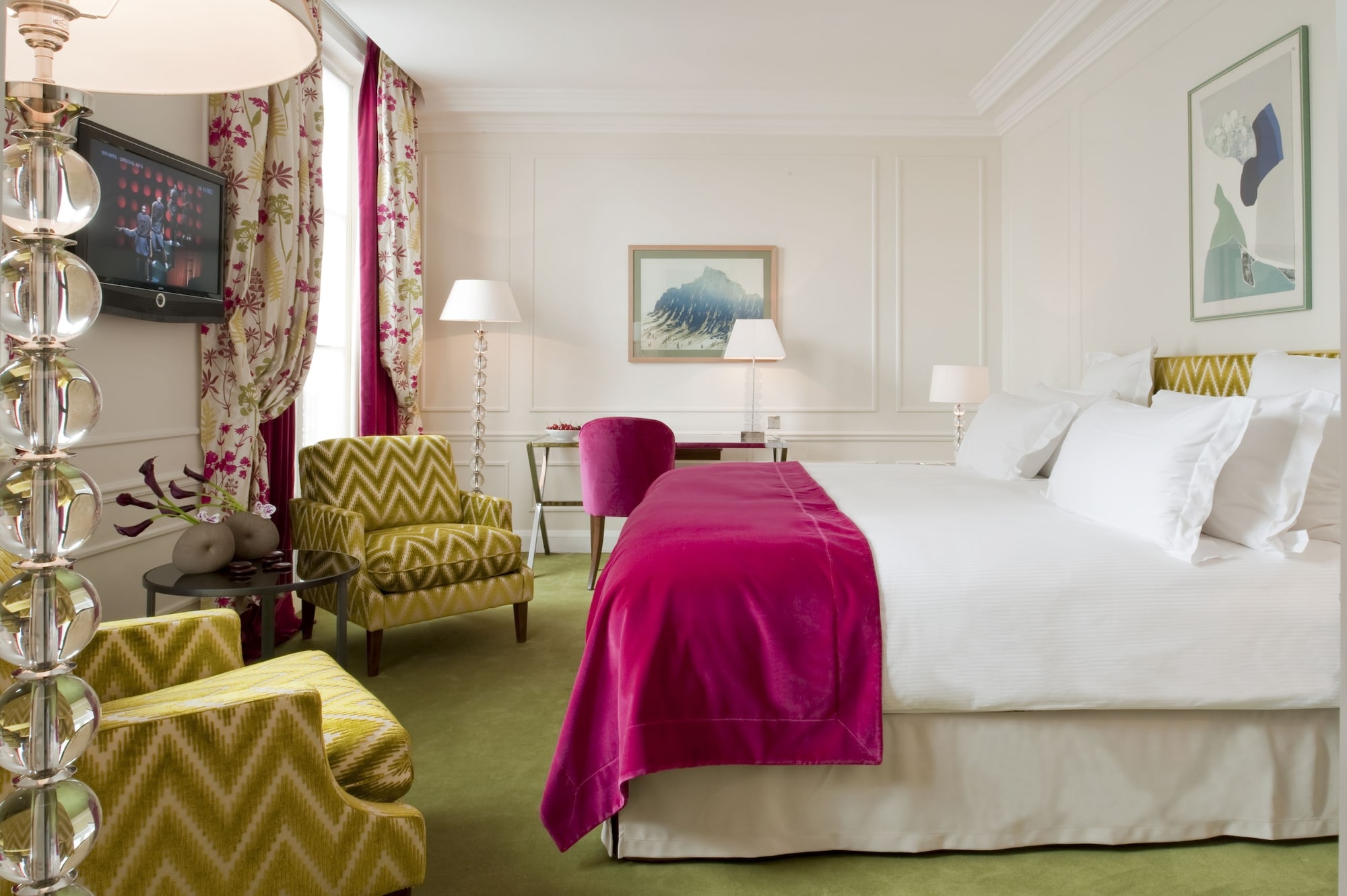 غرفة ديلوكس بسرير كينج، Le Burgundy Paris 6/10