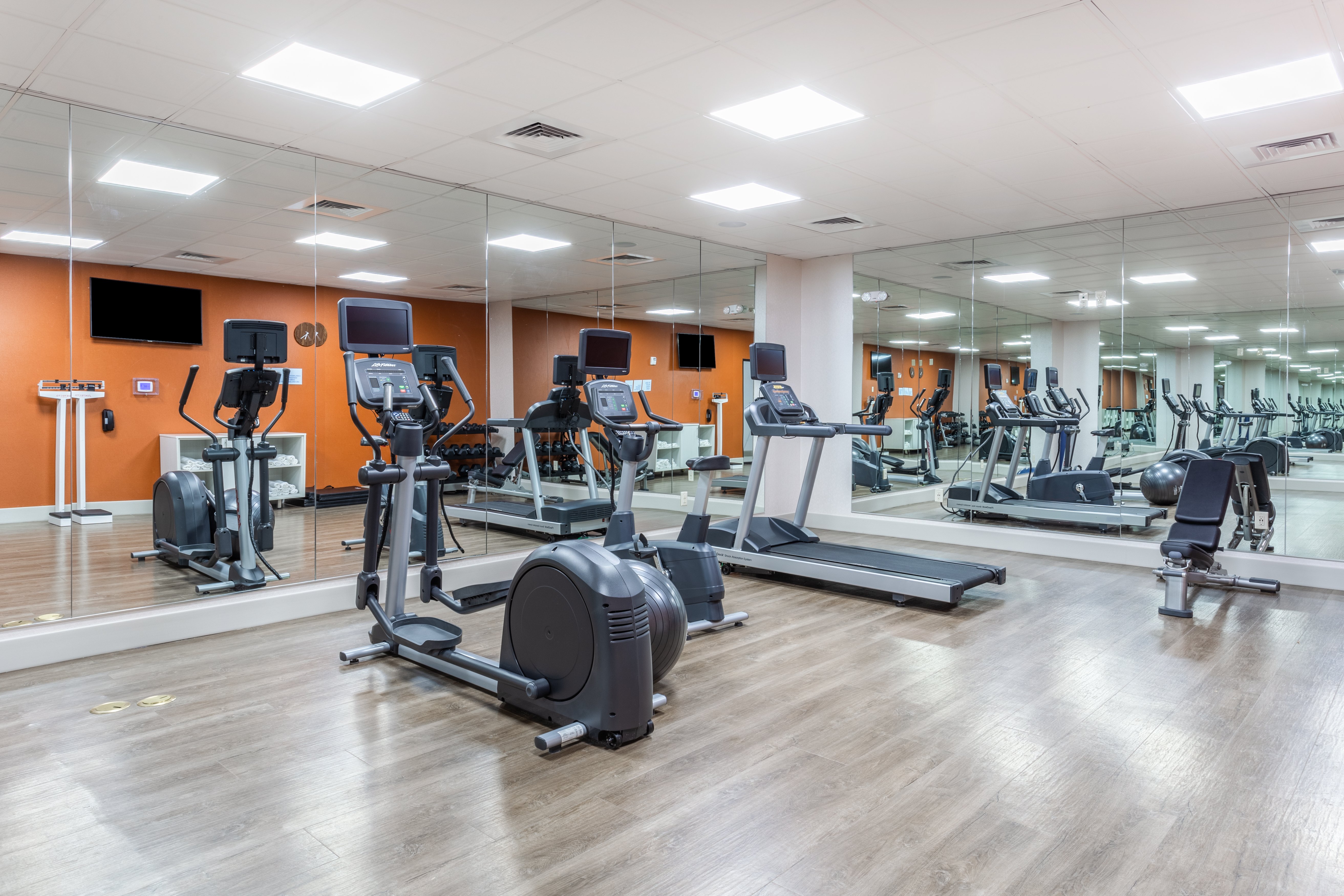 Holiday Inn Express Kearney 34/48