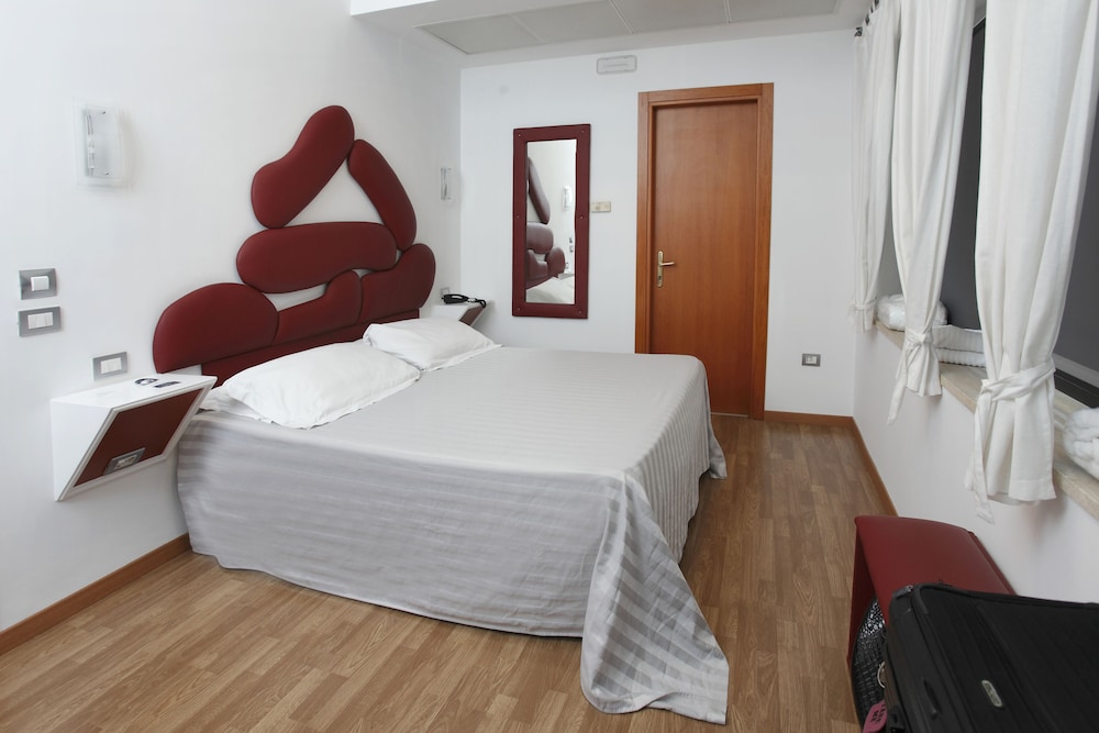 SUPERIOR, DOUBLE OR TWIN BED