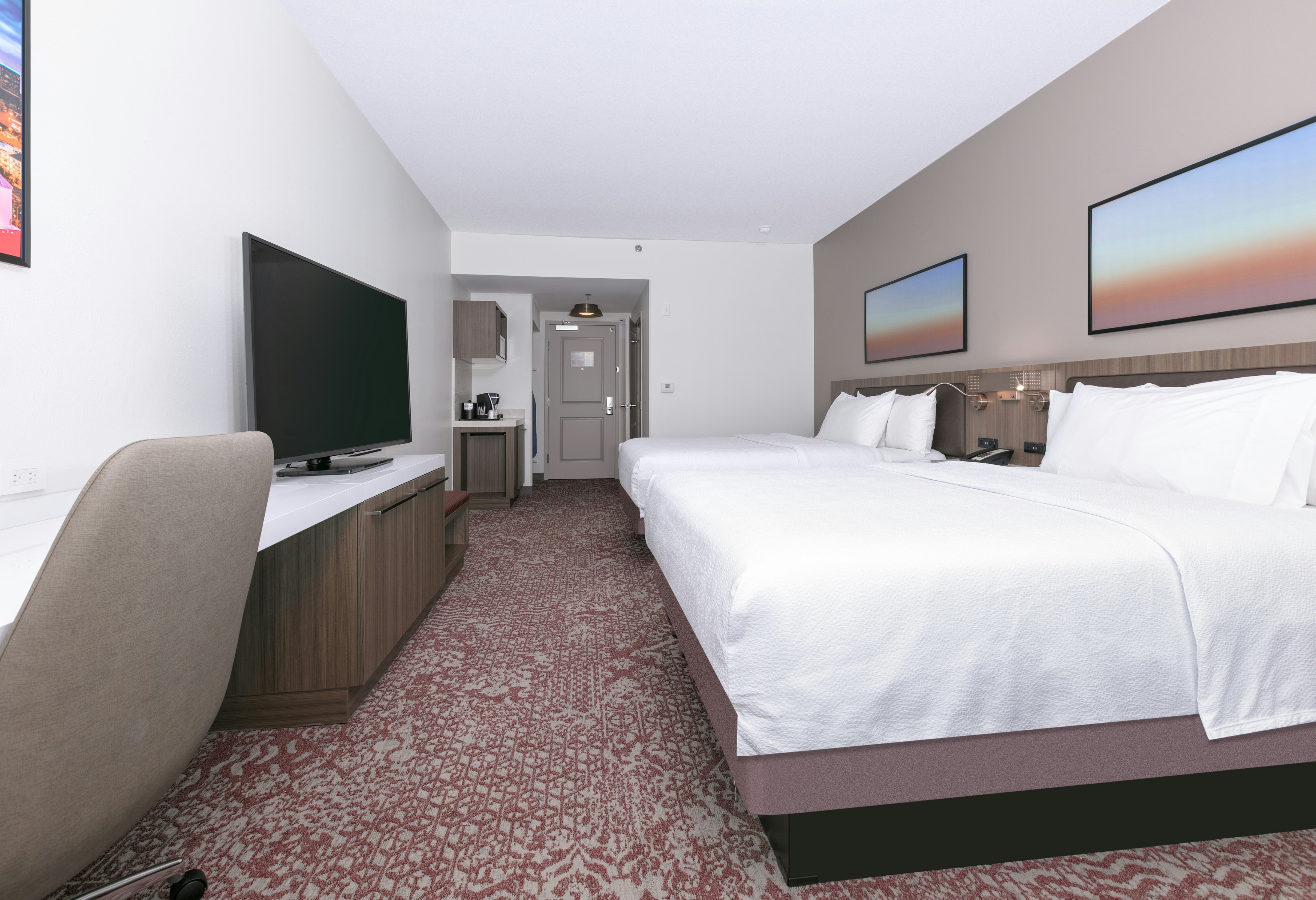غرفة بسريرين كوين بإطلالة مع أريكة، Hilton Garden Inn Dallas/Arlington 2/6