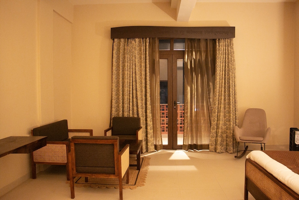 Kashi Anandam Signature Collection by Eight Continents 19/33
