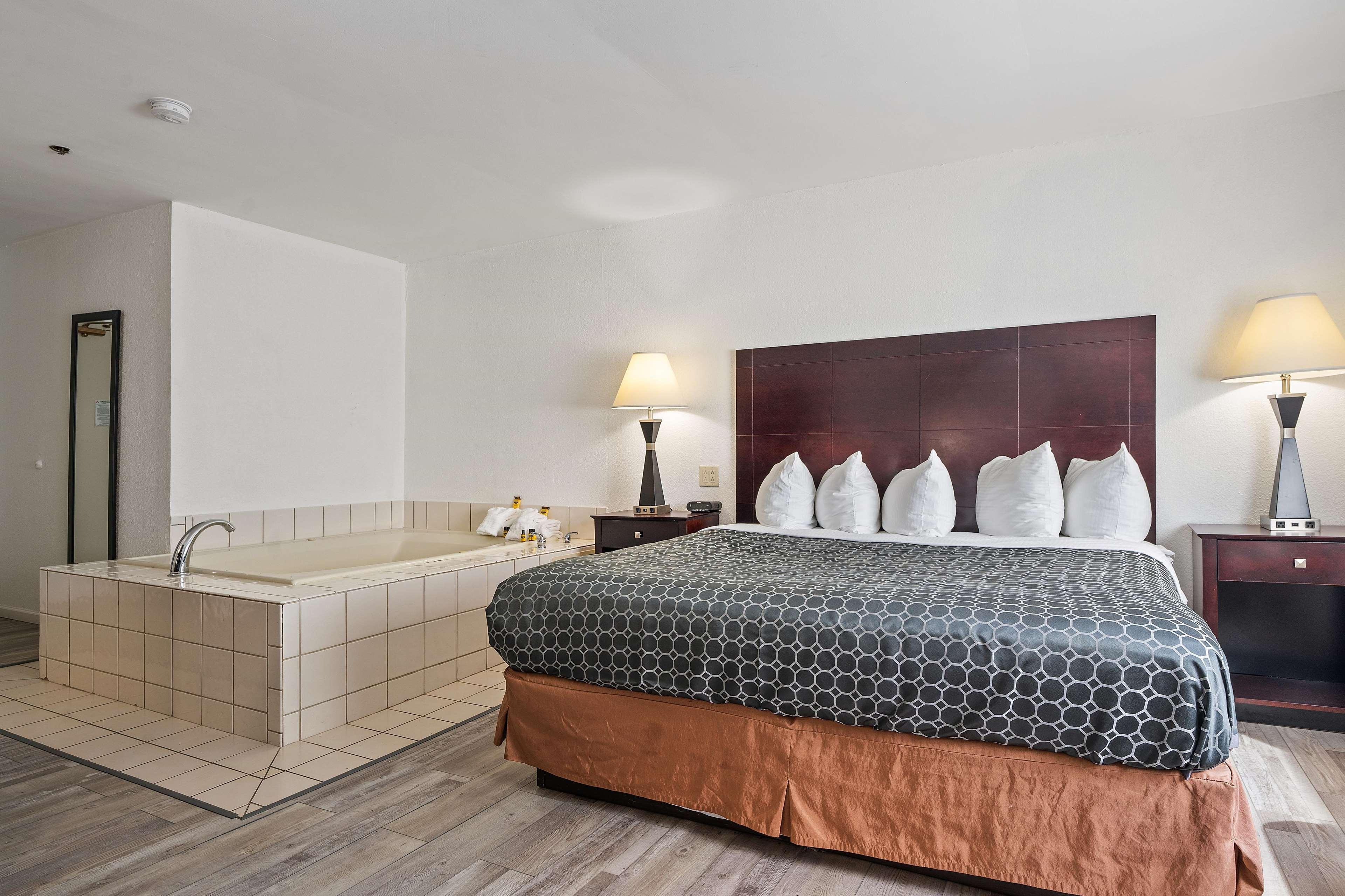Heavenly, Suite, King Bed, Jetted Tub