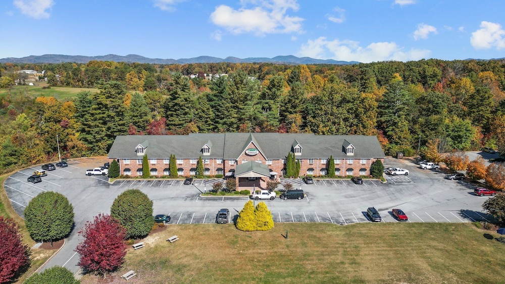 Mountain Inn & Suites Flat Rock 44/53