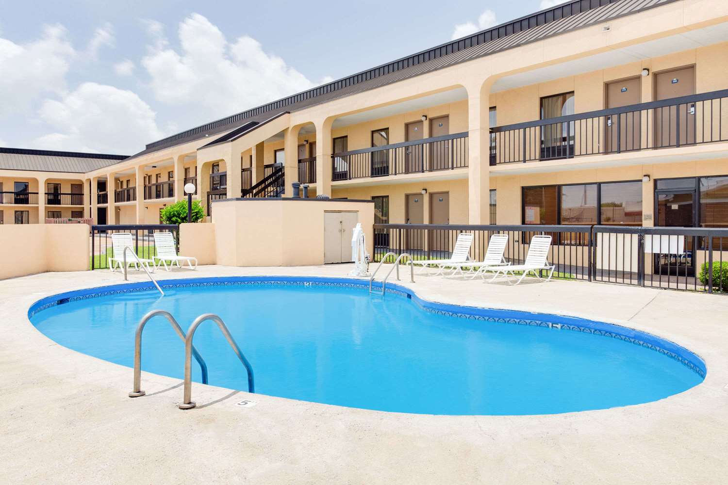 Days Inn by Wyndham Greenville MS 10/44