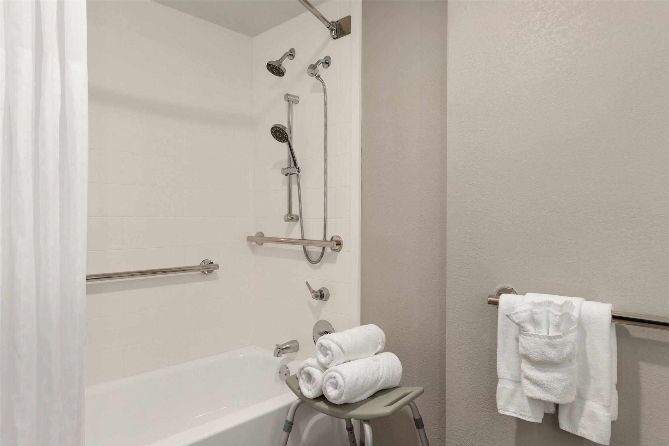 La Quinta Inn & Suites by Wyndham Dallas Arlington South 65/66