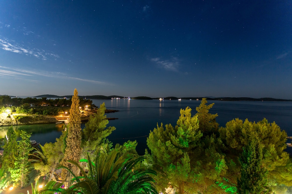 Boutique Beach Resort Podstine 46/50
