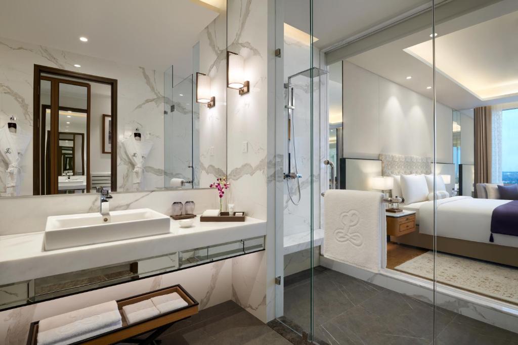 ROYAL, CLUB, KING BED