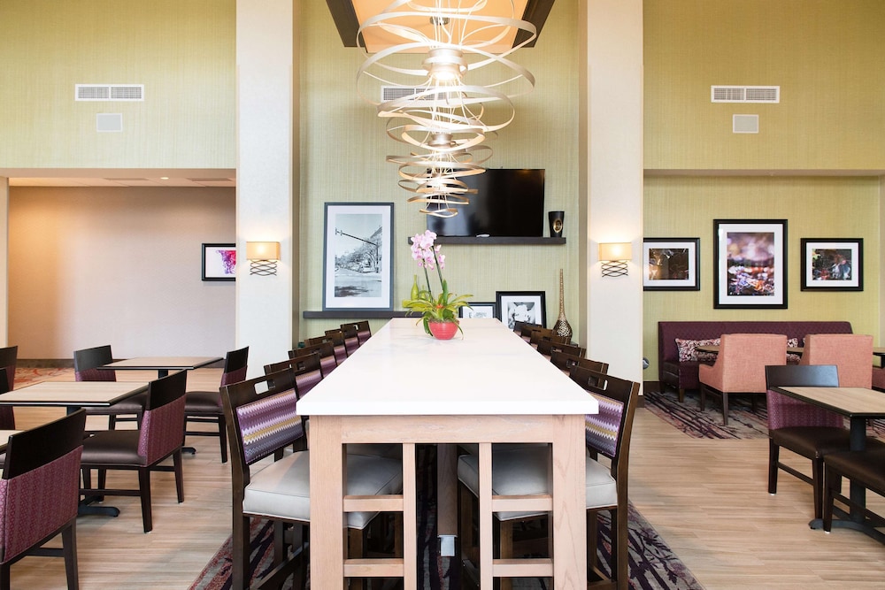 Hampton Inn & Suites Fayetteville 42/46