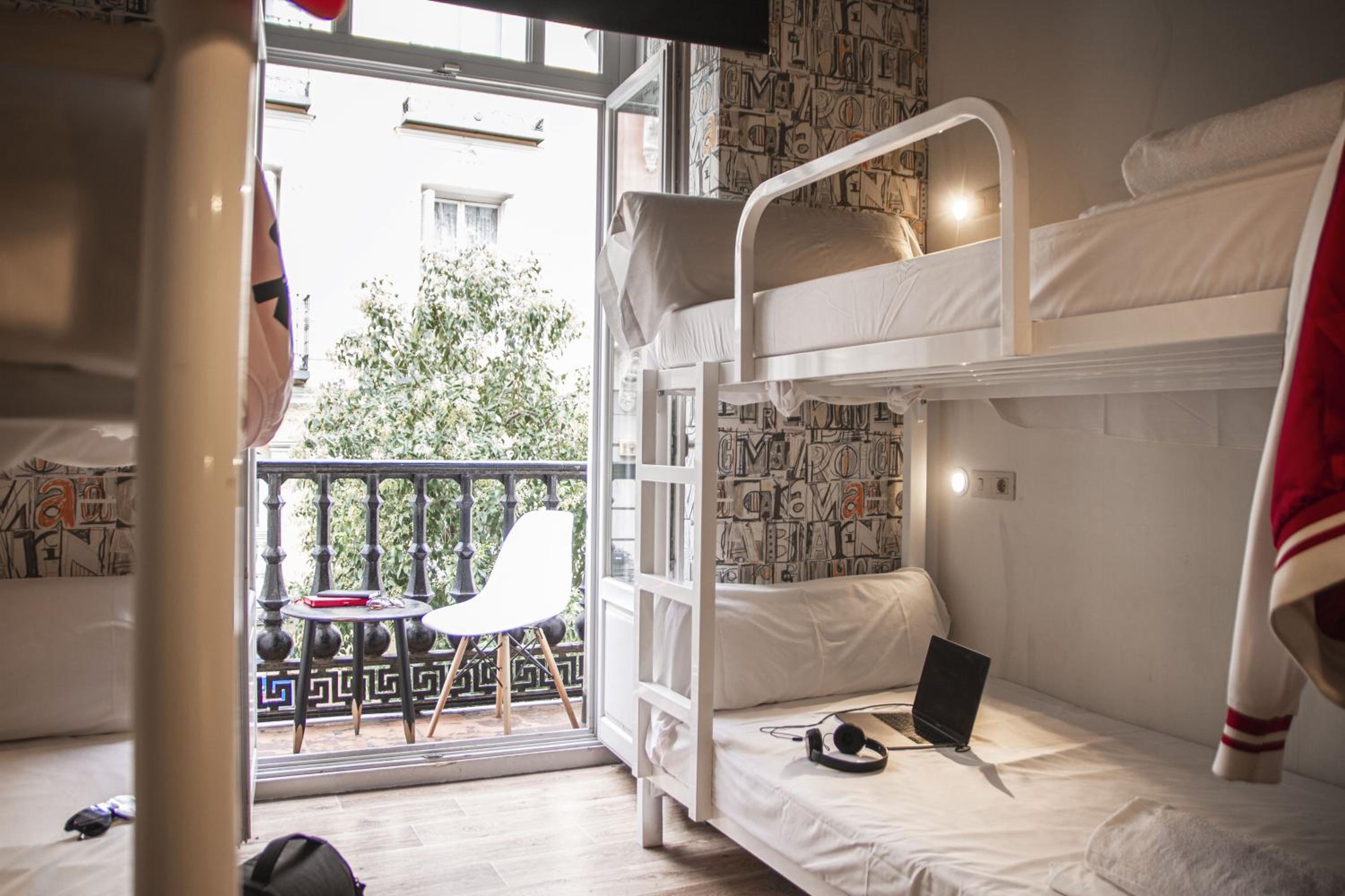 سكن مشترك مختلط بستة أسرّة بحمام خاص، room00 Chueca Hostel 6/8