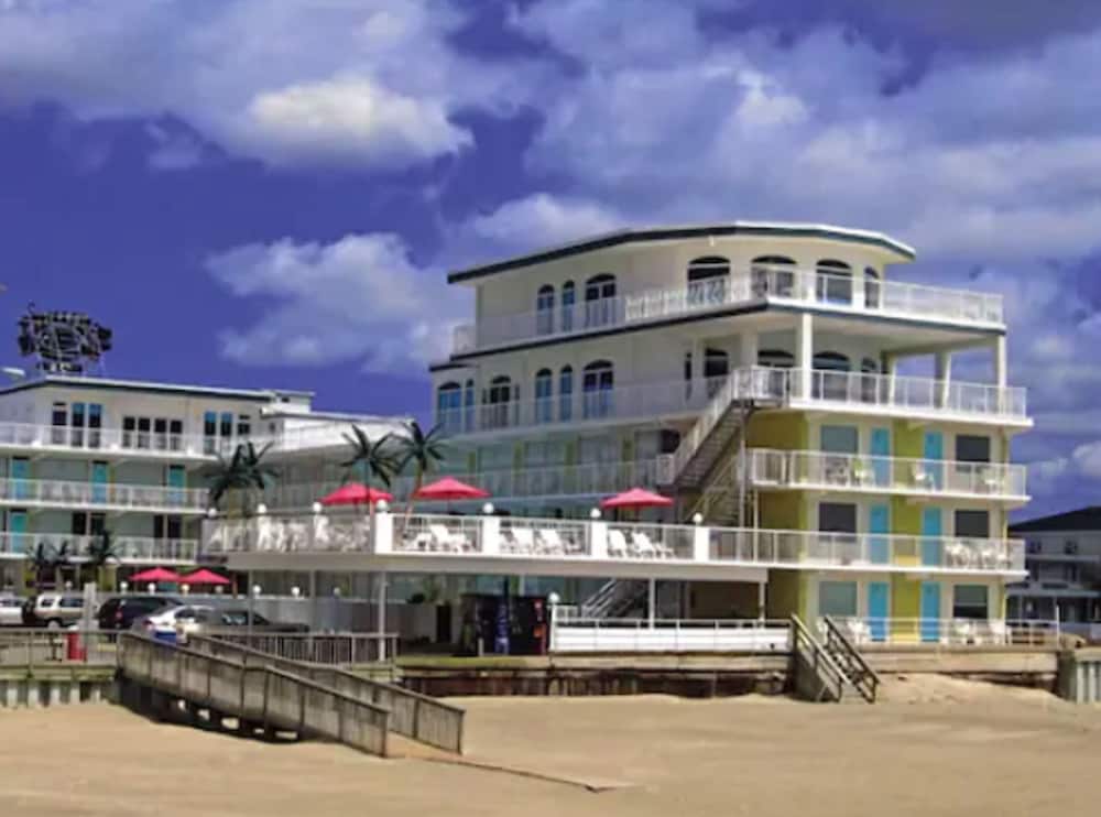 Paradise Ocean Front Resort 3/45