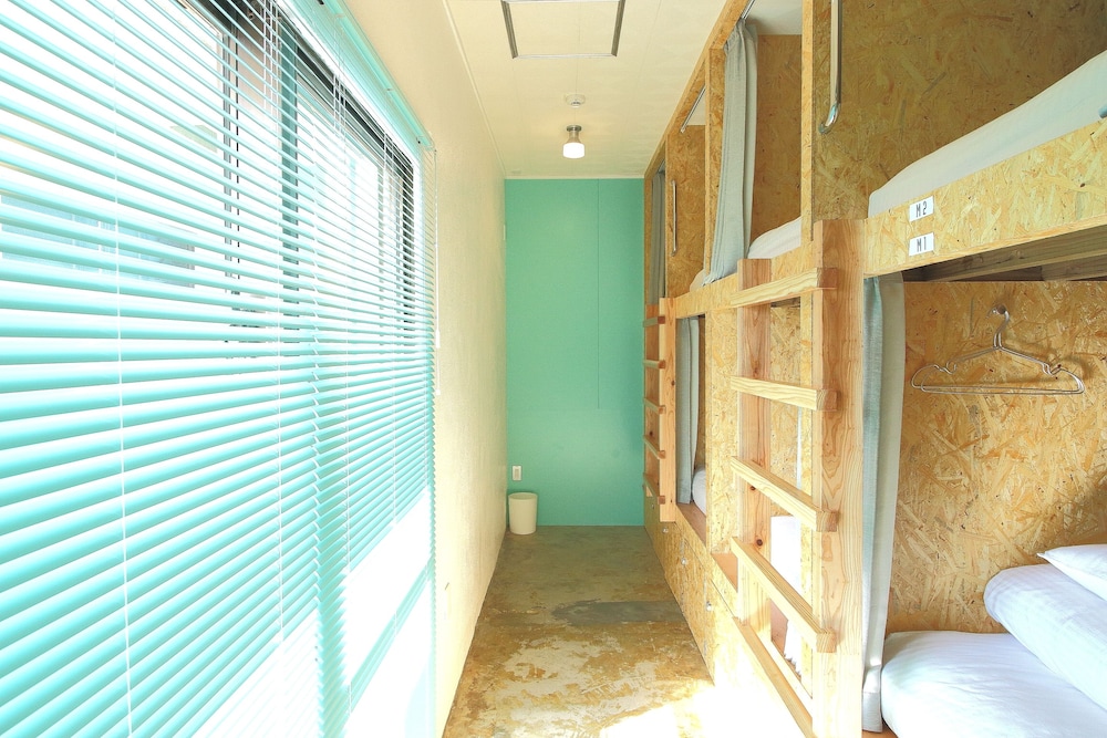 Seawall Hostel 25/37