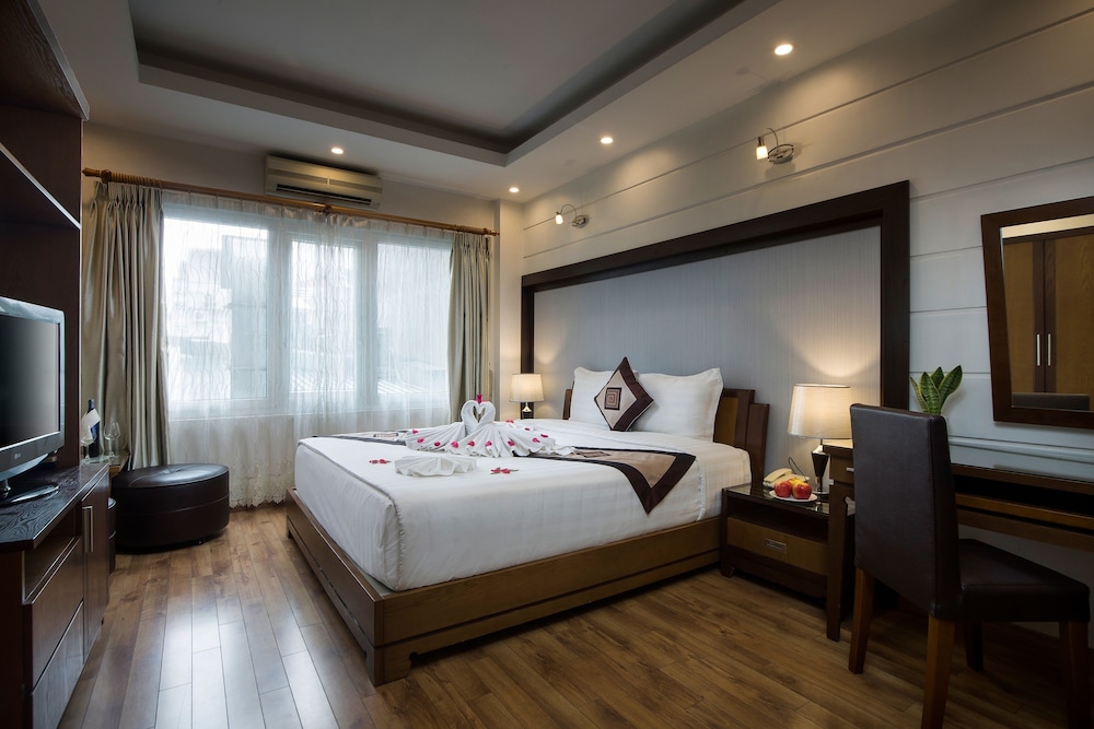 HONEYMOON, QUEEN BED