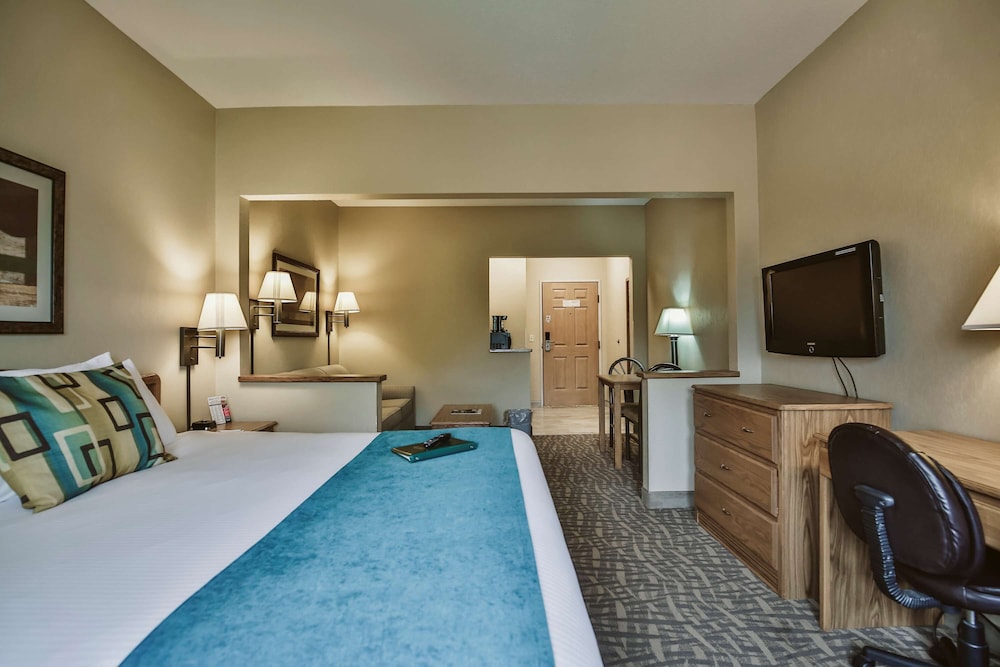 Expressway Suites Bismarck 48/65