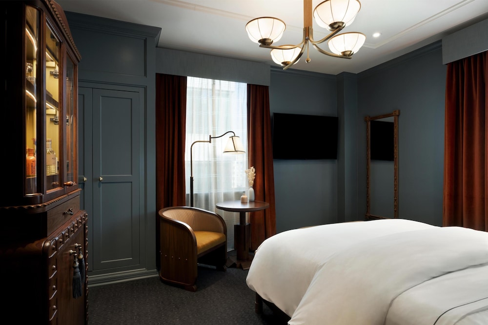 ROOM, QUEEN BED