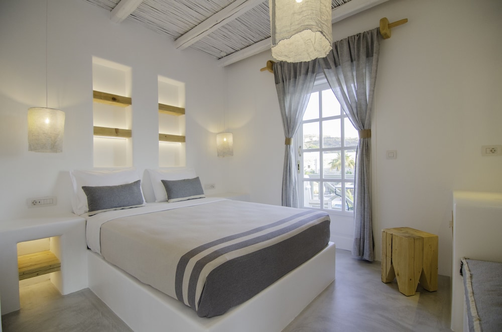 Superior, Queen Bed, Outdoor Jetted Tub