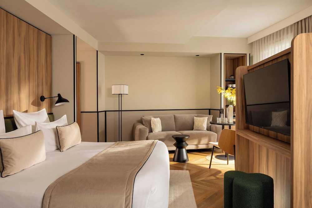 Junior Suite, Privilege, Twin Beds, Street View, Sofa، Le Richebourg Hotel Restaurant Spa 3/5