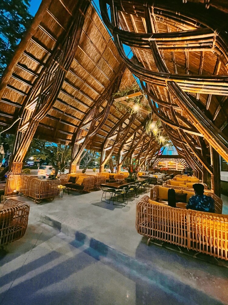 The Light Hotel Resort 10/70