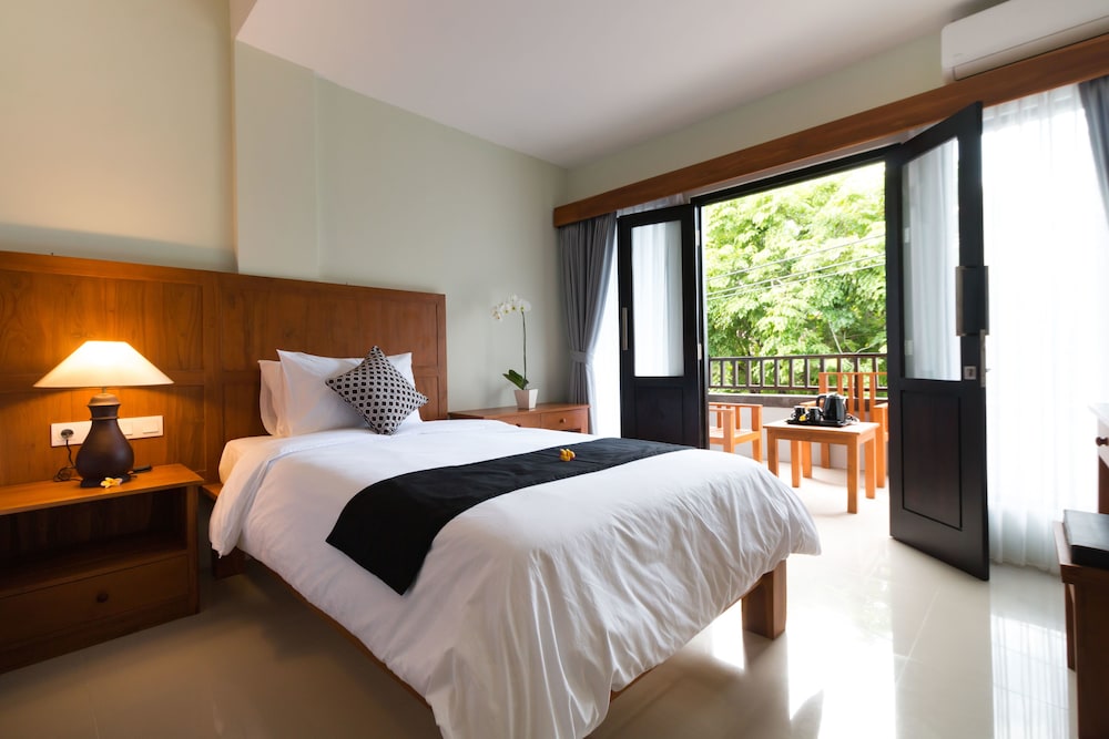 DELUXE, DOUBLE OR TWIN BED