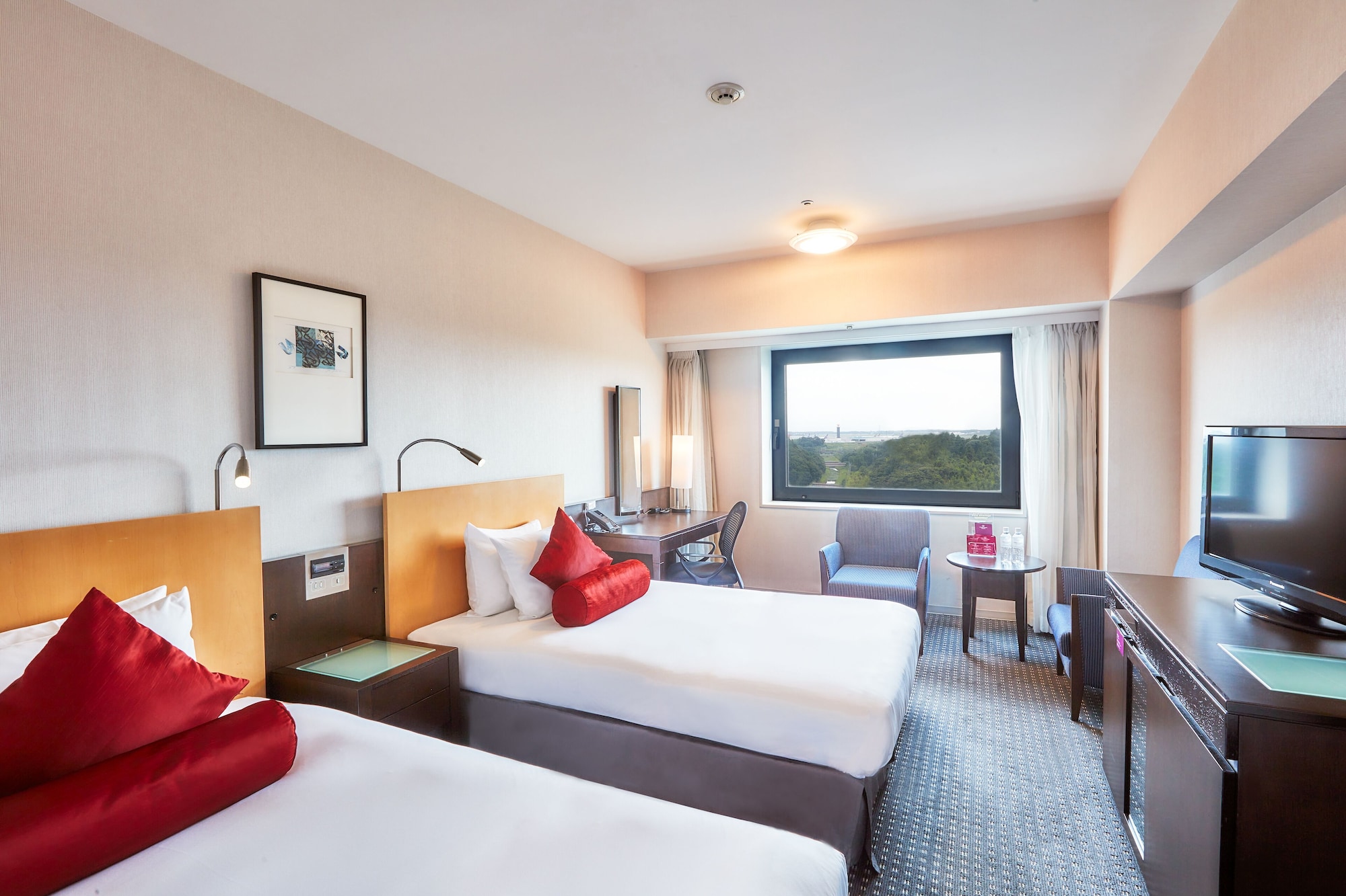 STANDARD, TWIN BEDS, AIRPORT VIEW, HIGH FLOOR