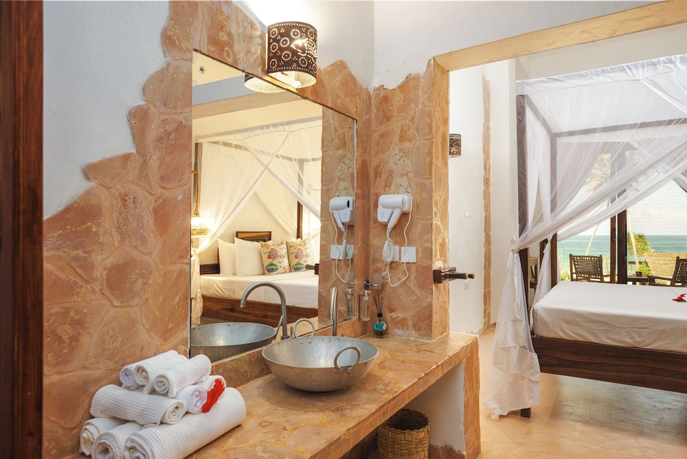 غرفة سيغنتشر ثلاثية بسرير كينج وسرير فردي بإطلالة على البحر، Mvuvi Boutique Resort 7/10