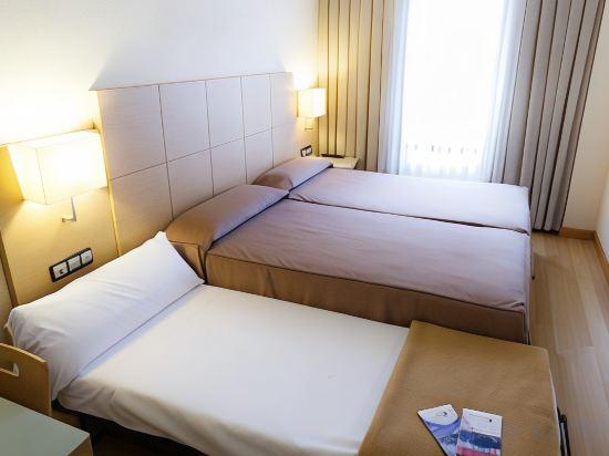 Room, 2 Double Beds, with Extra Bed