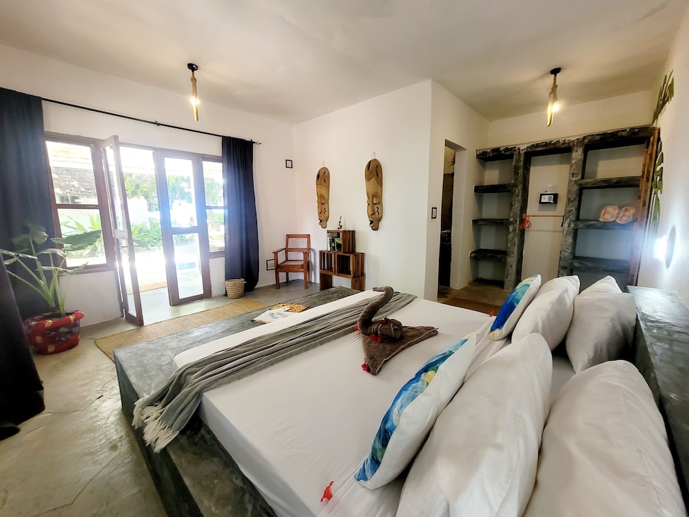 Garden Beach Bungalows 10/68