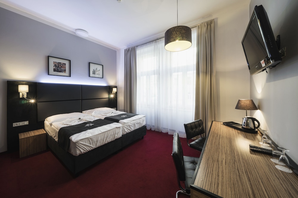 Hotel Noir 15/50
