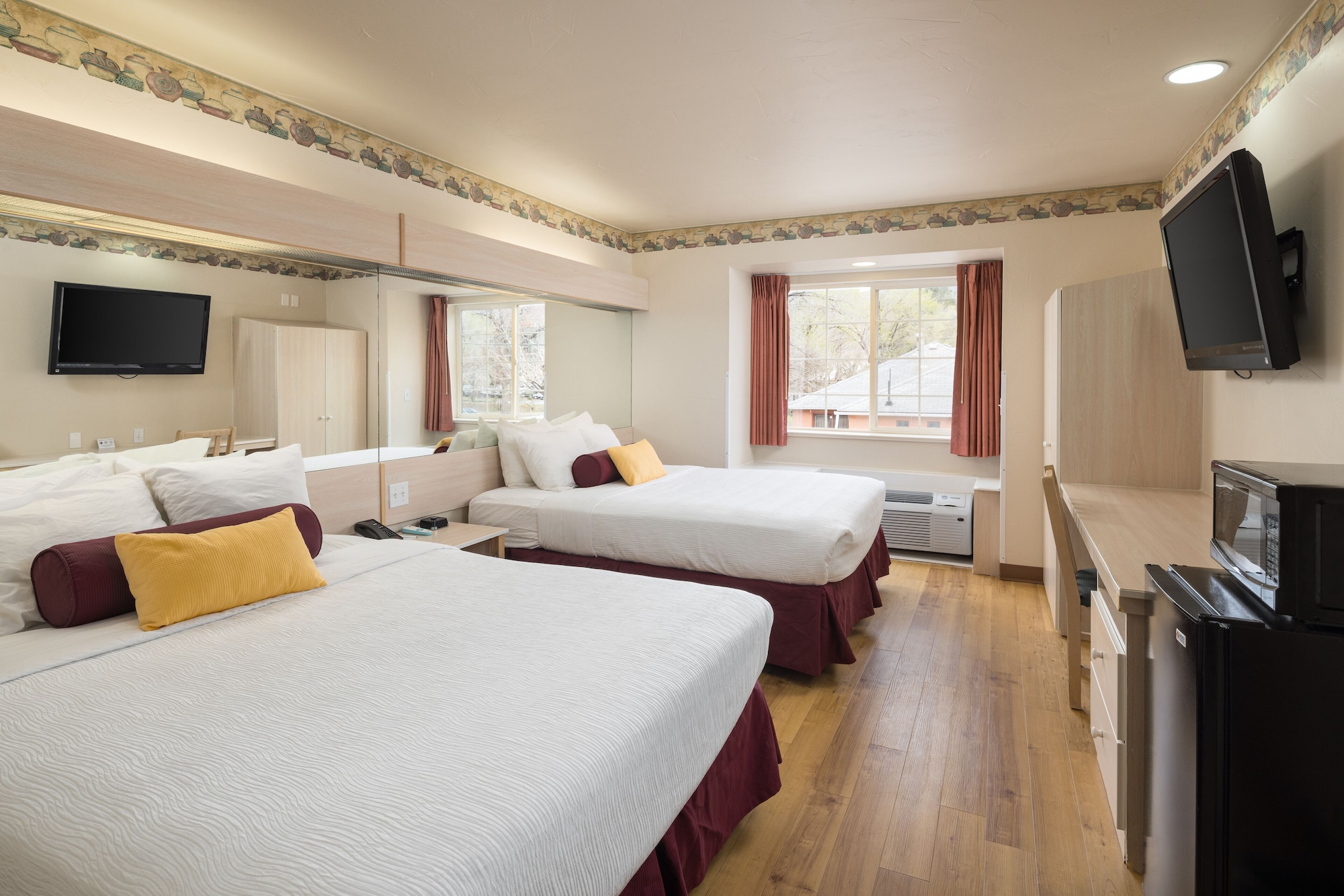STANDARD, 2 QUEEN BEDS