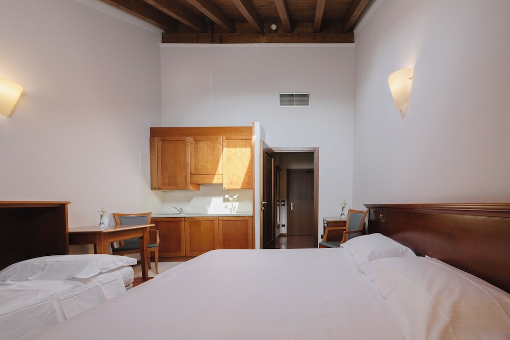 1 Bedroom, Deluxe, Studio, King Bed, Murphy Bed, Kitchenette