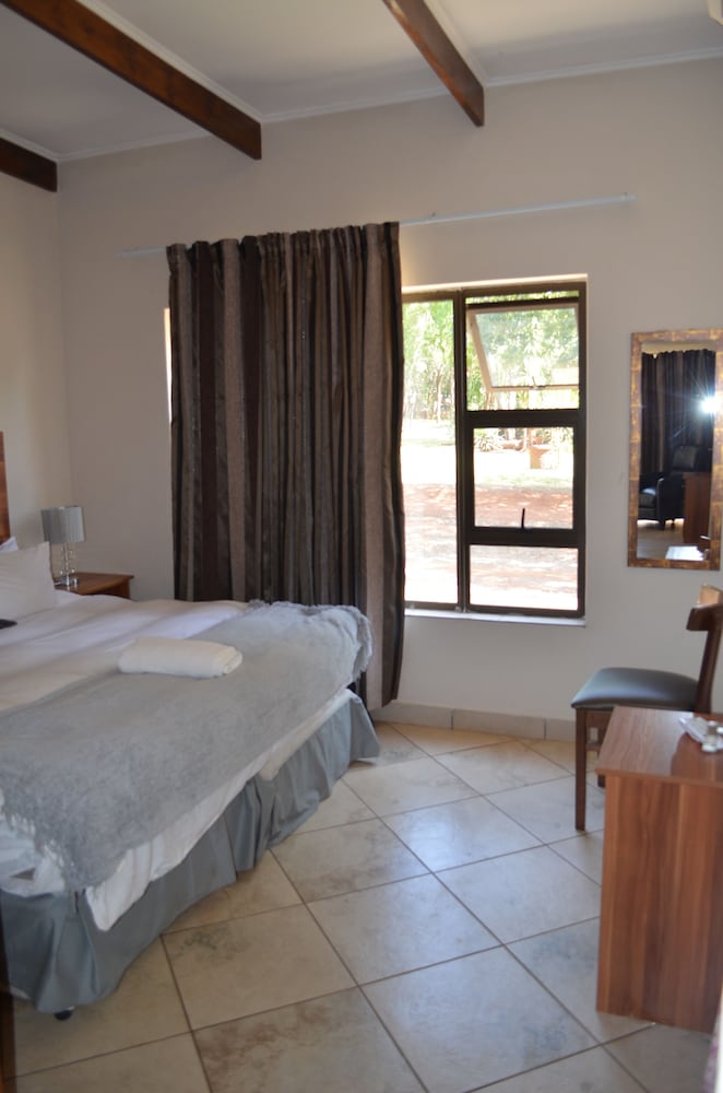 Manor Hills Guest Lodge 3/40