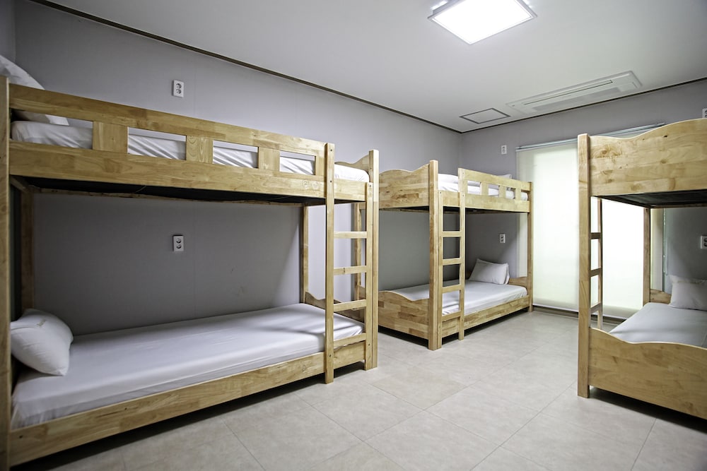 1% Hostel 24/59