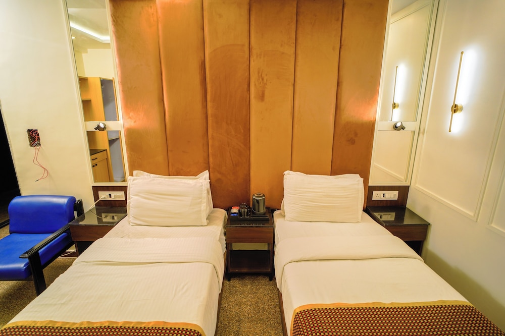 Hotel Crown Ahmedabad 31/43