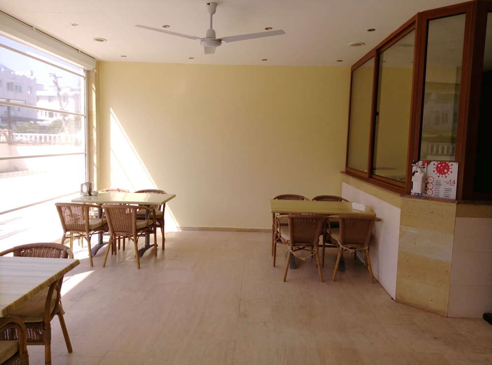 Dinara Hotel 58/66