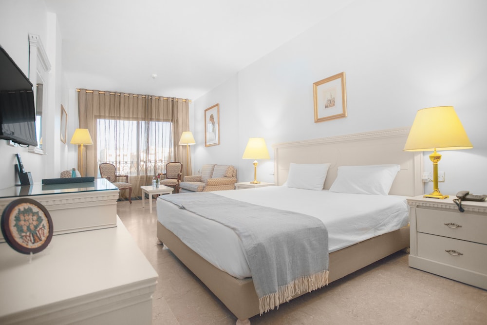 Junior Suite, Studio, King Bed, Pool View
