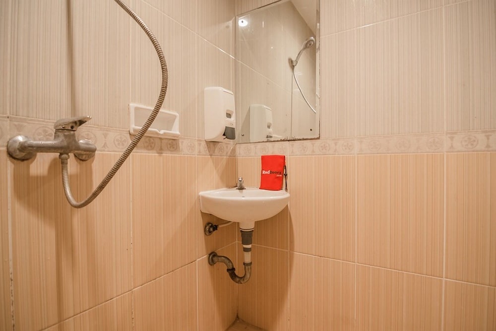 RedDoorz Plus near Mangga Besar Station 2 15/15