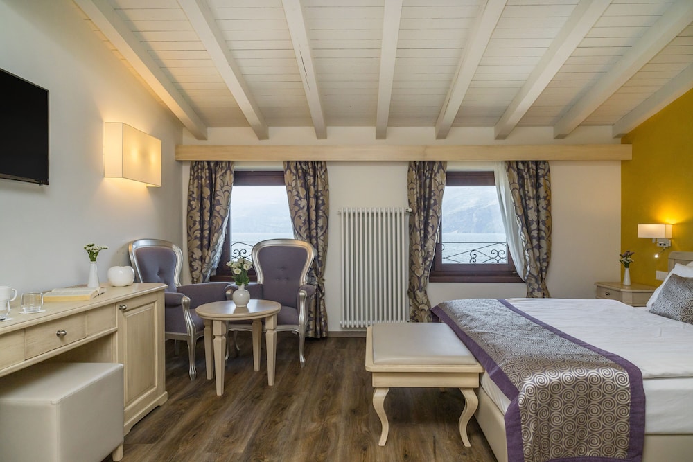 1 BEDROOM, PANORAMIC, LAKE SIDE