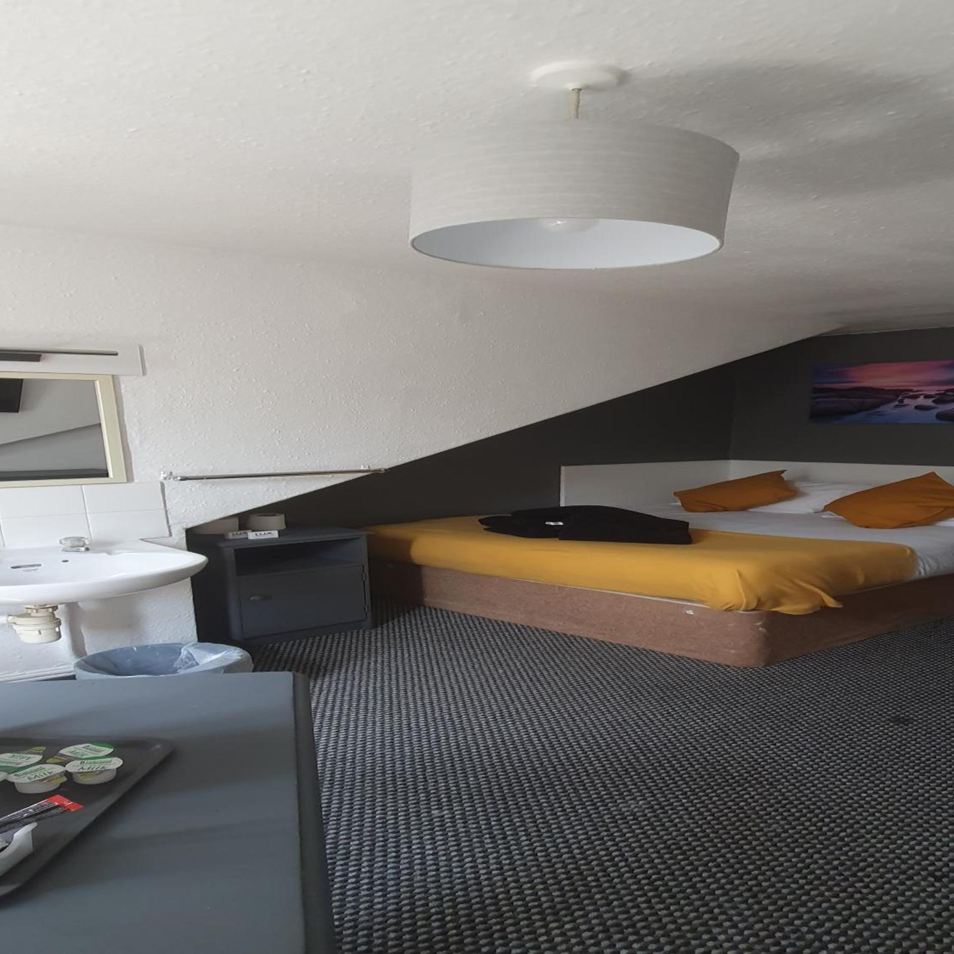I Cloud 9 Hotel 9/50