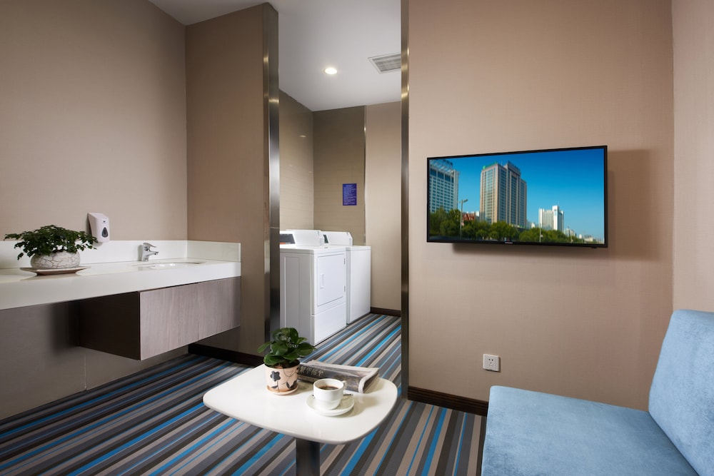 Holiday Inn Express Luoyang City Center 49/72