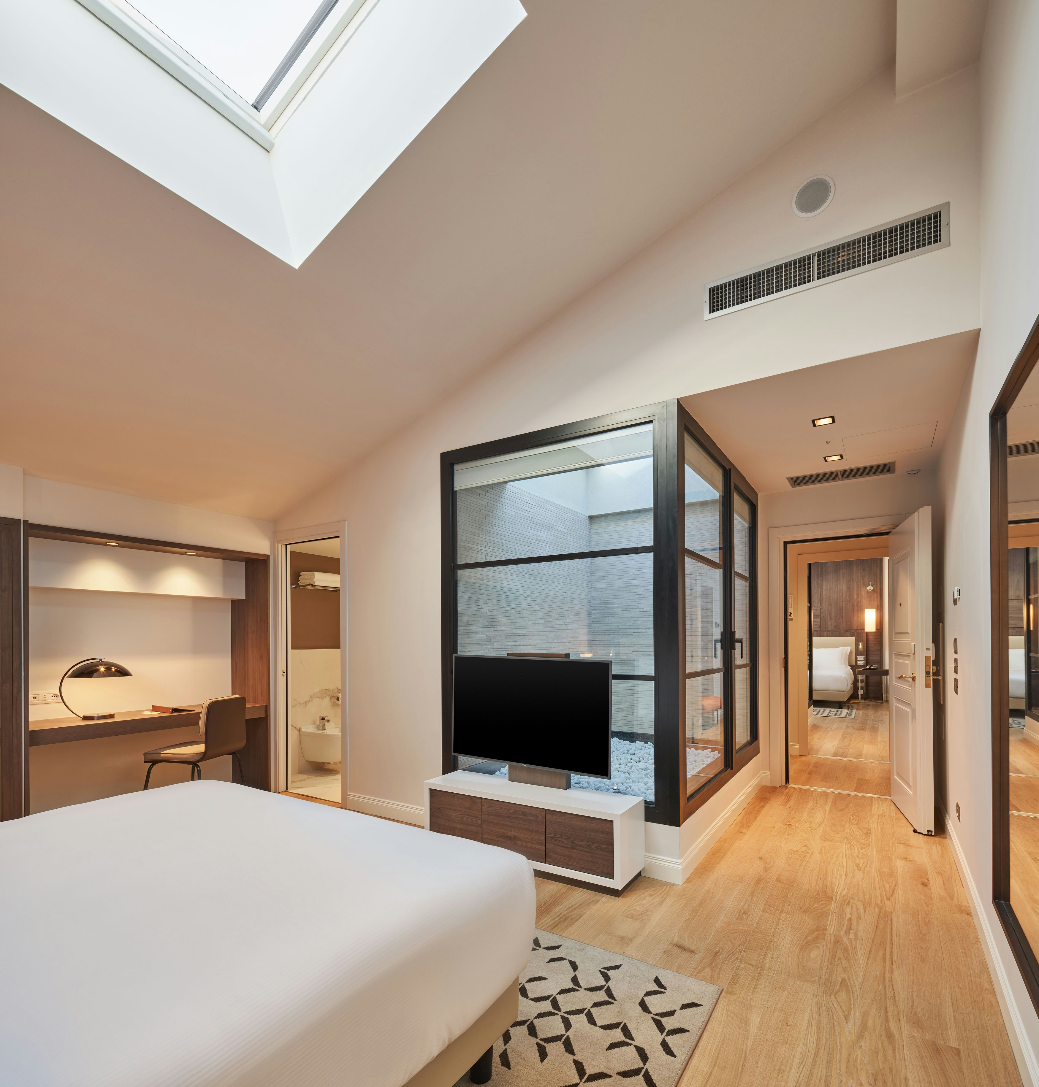 DELUXE, FAMILY, KING BED