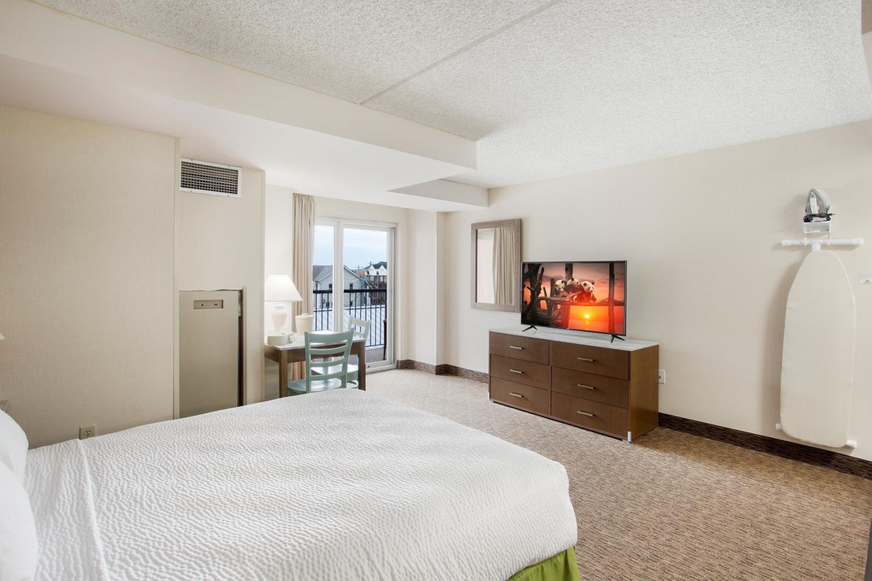 Room, Queen Bed, Lateral Side Sea View
