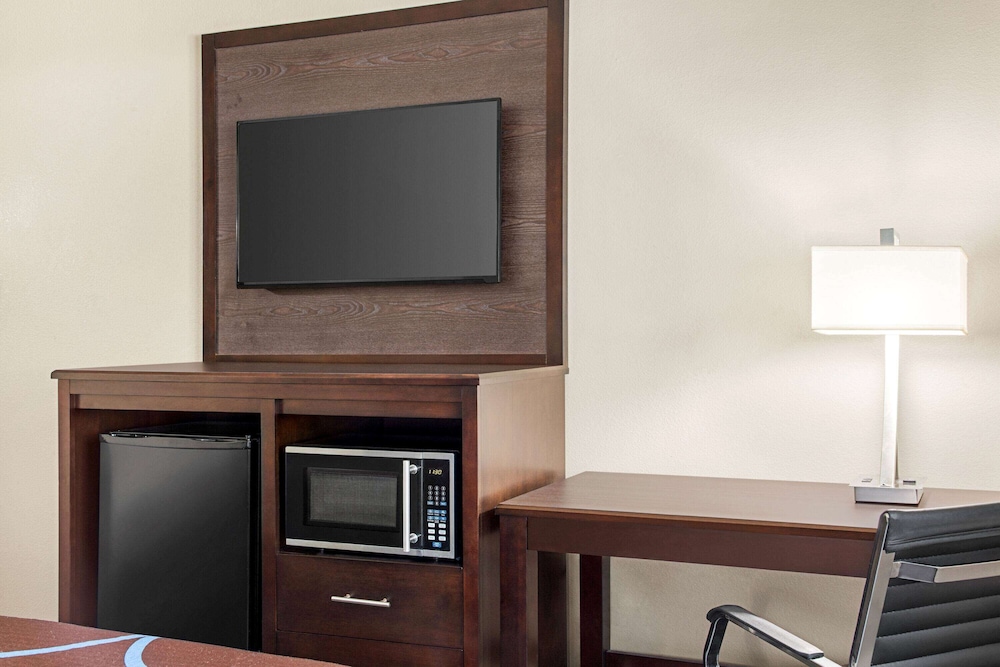 Super 8 by Wyndham Lenexa Overland Park/Mall Area 61/70
