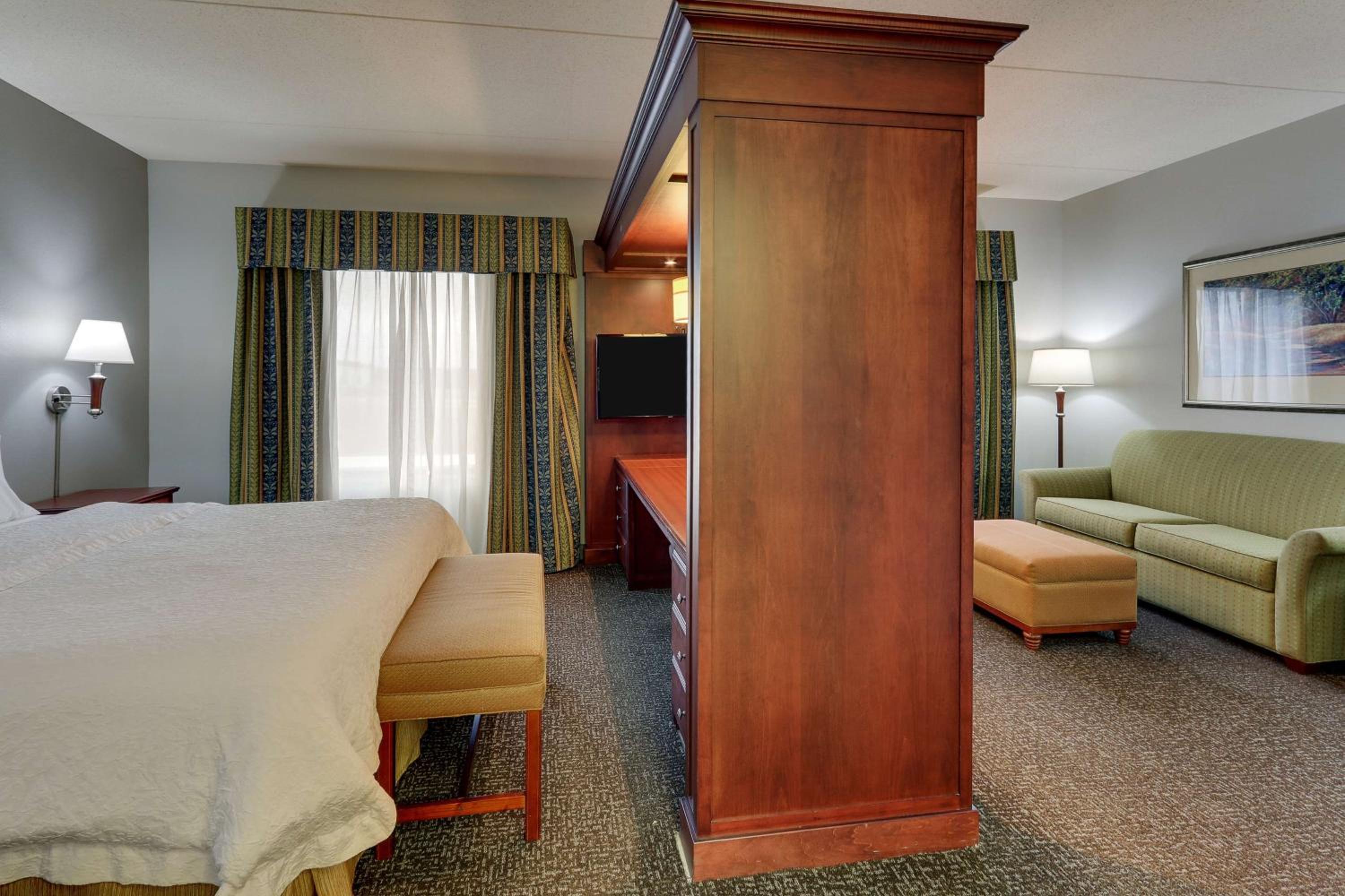 STUDIO, SUITE, KING BED, KITCHENETTE