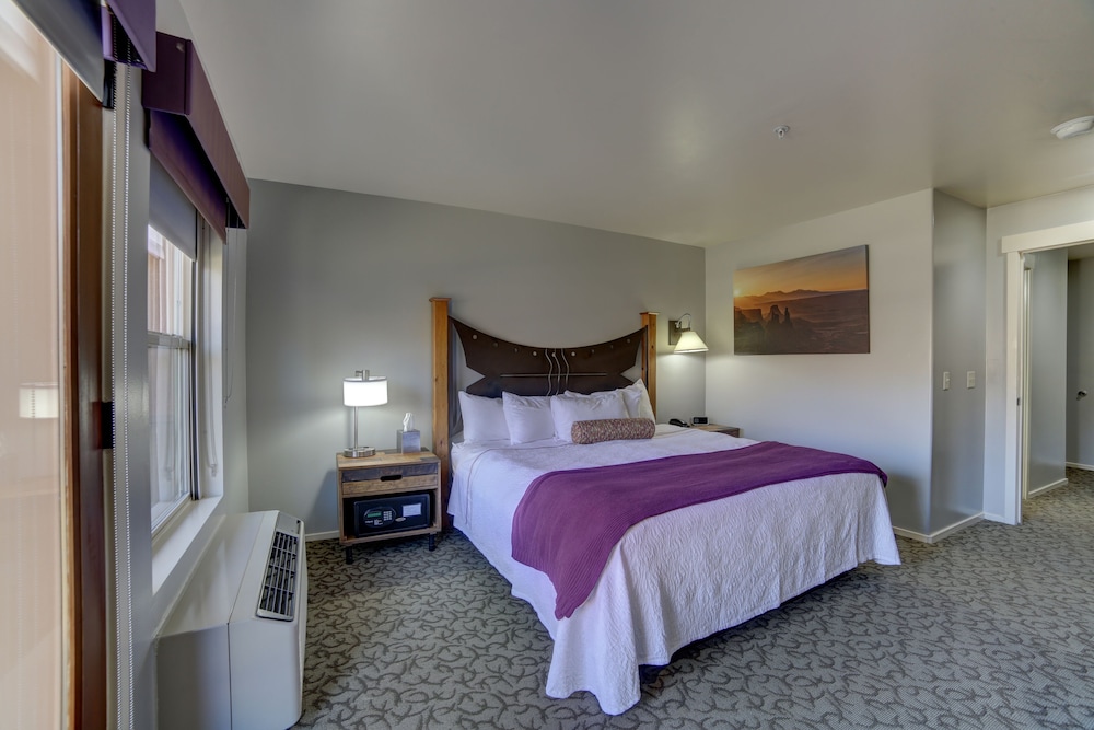 JUNIOR SUITE, KING BED, SOFA