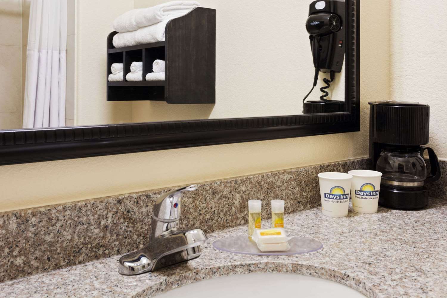 Days Inn & Suites By Wyndham Galveston West/Seawall 32/32