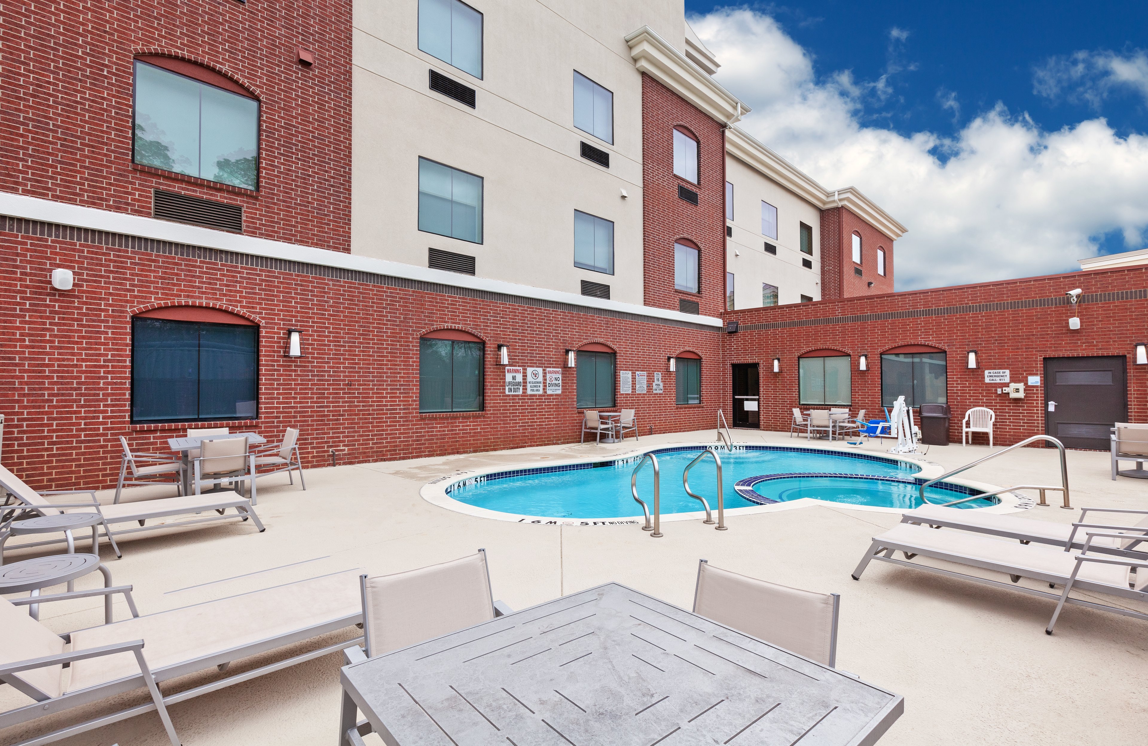Holiday Inn Express Suites Longview South I 20 4/25