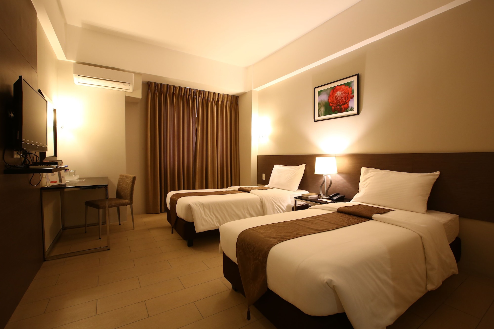 DELUXE, TWIN BEDS