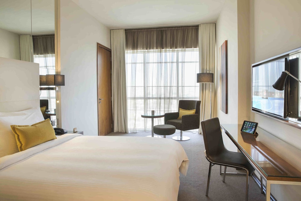 1 BEDROOM, SUITE, KITCHENETTE