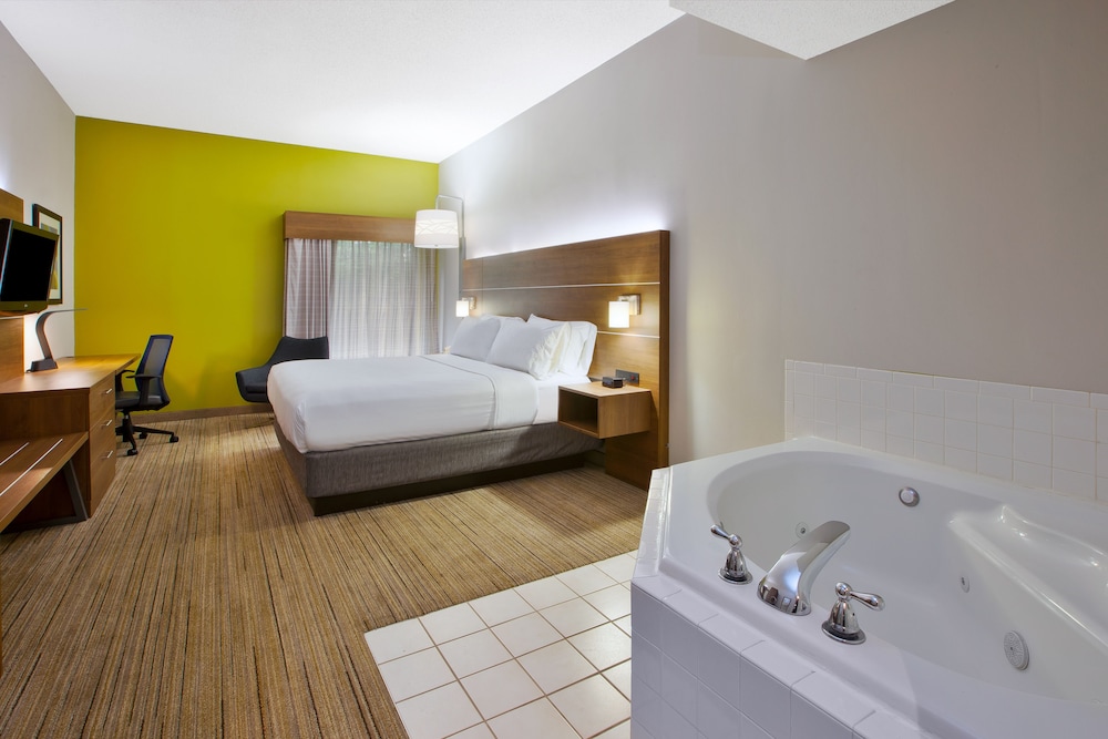 Holiday Inn Express Hotel And Suites Cincinnati Northeast Milford 16/49