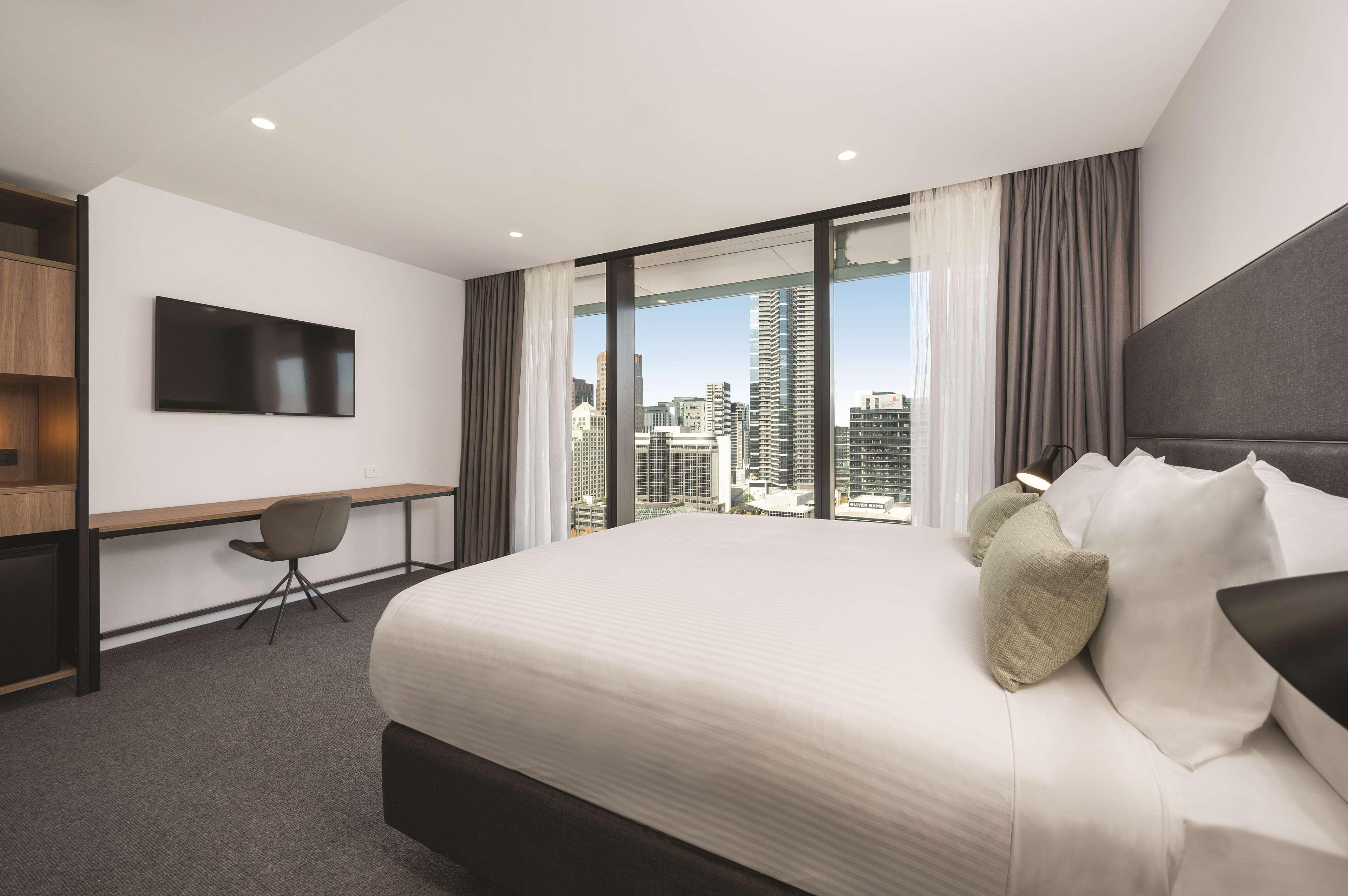 Room, River View, Corner, Vibe Hotel Melbourne 2/5