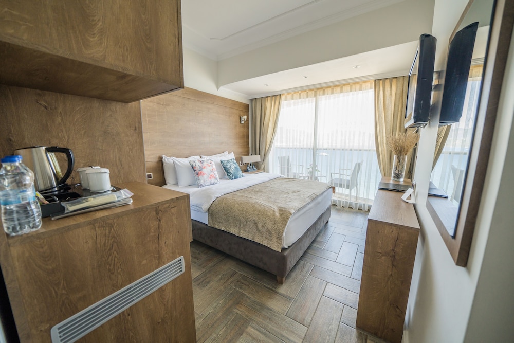 غرفة قياسية بسرير مزدوج بإطلالة على البحر، Aurasia Beach Hotel 2/6
